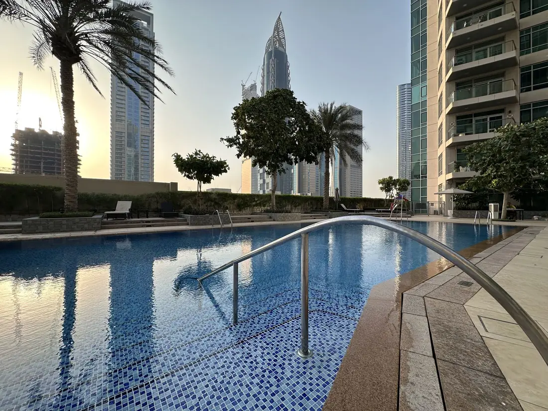 Piscine de résidence au coucher du soleil à Dubaï